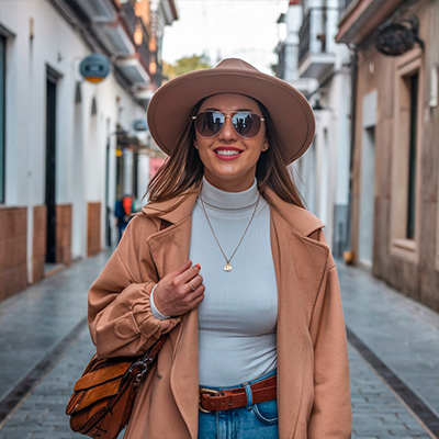 beautiful woman, about 29 years old, walking through the streets of Córdoba